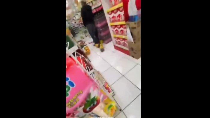 JUKIR TEWAS - Juru parkir yang tewas mengenaskan di minimarket di Desa Cimaung, Kecamatan Cimaung, Kabupaten Bandung, Minggu 16 maret 2025 sore. Jukir itu tewas setelah dikeroyok kelompok OTK.