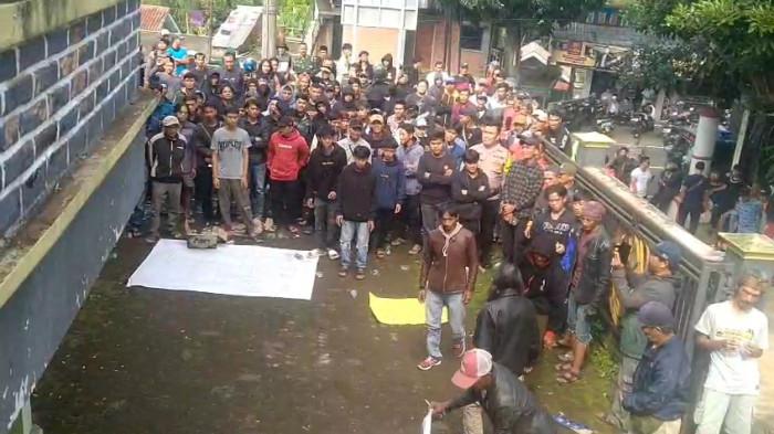 Ratusan warga dari enam kampung kepung kantor Desa Buniasih, Kecamatan Kadipaten, Kabupaten Tasikmalaya, Jawa Barat, pada Selasa (15/7/2025). Kades Dede Egi Ramdani diminta mundur karena pembangunan di wilayahnya tidak pernah dirasakan warga, sampai gaji RT dan RW selama tiga bulan berturut-turut tidak pernah disalurkan.