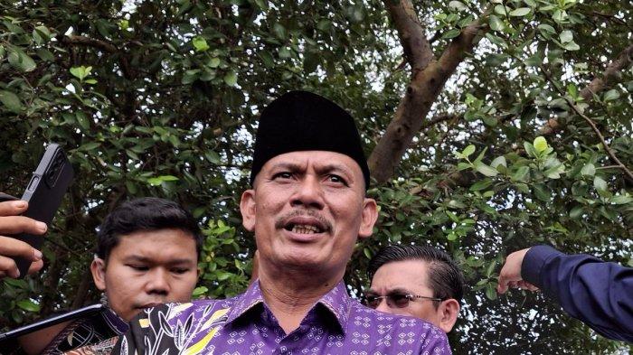 Kepala Desa Kohod, Arsin bin Sanip saat meninjau area laut yang memiliki SHGB dan SHM, di Desa Kohod, kabupaten Tangerang, Banten, Jumat (24/1/2025).(KOMPAS.com/Acep Nazmudin)