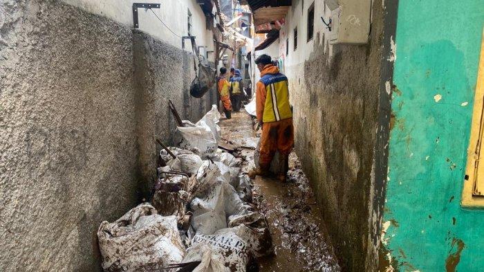 Kondisi salah satu sudut di Kampung Braga yang masih digenangi kotoran dan lumpur bekas banjir luapan Sungai Cikapundung, Sabtu (13/1/2024).