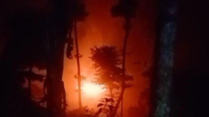 Kebakaran hebat melanda kandang ayam di Dusun Ciakar Bedeng RT02/02, Desa Cimarias, Kecamatan Pamulihan, Kabupaten Sumedang, Selasa (9/1/2024) dini hari. 