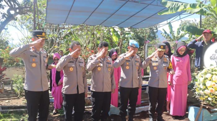 BERI HORMAT - Kapolda Jawa Barat Irjen Pol. Rudi Setiawan berziarah ke makam Bripka Cecep Saeful Bahri, Sabtu (19/7/2024). Bripka Cecep merupakan anggota Polres Garut yang gugur dalam tugas pengamanan tragedi makan gratis di Pendopo Garut, Jumat (18/7/2025).
