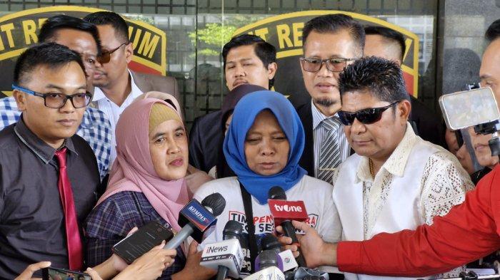Ibu Pegi Setiawan, Kartini (kerudung biru), bersiap menjemput anaknya di Polda Jabar, Senin (8/7/2024). Status tersangka Pegi diputus batal oleh hakim pada persidangan di Pengadilan Negeri Bandung, Senin.