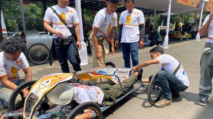 Kereta peti sabun hasil karya mahasiswa Desain Produk ITB untuk ikut lomba di Jalan Diponegoro, Kota Bandung, Sabtu (26/8/2023).