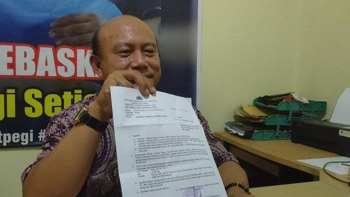 Kuasa hukum Liga Akbar, Yudia Alamsyach saat menunjukkan surat pemanggilan untuk kliennya Liga Akbar dari Polda Jabar, Kamis (27/6/2024)