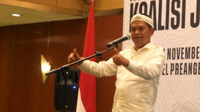 Calon Gubernur Jabar nomor urut empat, Dedi Mulyadi saat hadir di acara konsolidasi partai pengusung non parlemen di Hotel Preanger, Kota Bandung, Senin (4/11/2024).