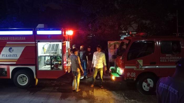 Mobil pemadam kebakaran yang dikerahkan untuk memadamkan api yang membakar rumah di Dusun Cipareuag RT 01/05 Desa Sukadana, Kecamatan Cimanggung, Kabupaten Sumedang, Senin (18/12/2023) malam