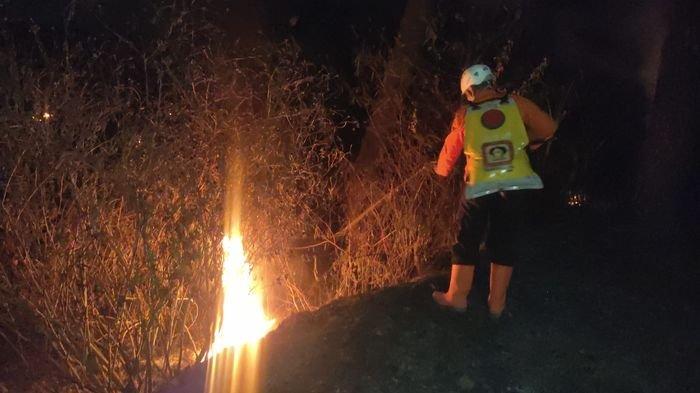 Anggota Unit Reaksi Cepat Pusdalops BPBD Garut memadamkan titik api di Gunung Guntur, Kabupaten Garut, Jawa Barat, Kamis (7/9/2023) malam.