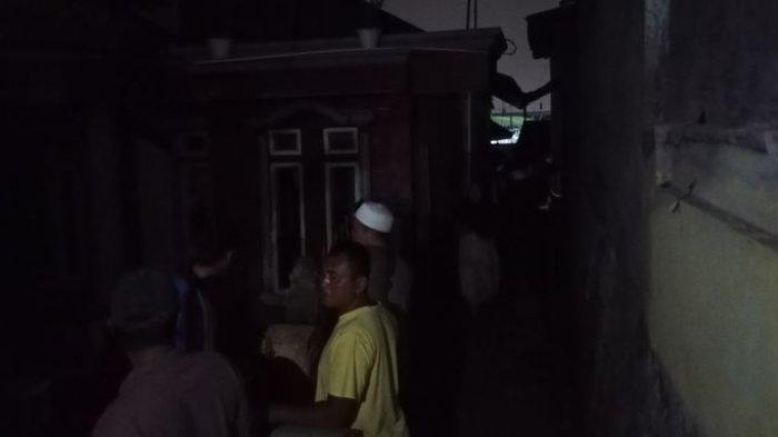Suasana di lokasi kebakaran di di Dusun Cipareuag, Desa Sukadana, Cimanggung, Sumedang, Senin (18/12/2023) malam. 