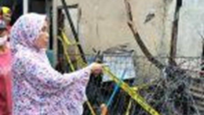 Ketua RT Papanggo, Siti Komariyah di lokasi kebakaran yang menewaskan 1 keluarga di Jalan Papanggo 3B, RT 12 RW 05 Kelurahan Papanggo, Kecamatan Tanjung Priok, Jakarta Utara, Jumat 8 November 2024 dini hari.