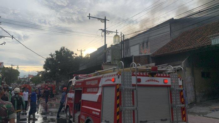 Toko bahan bangunan di Jalan Raya Sukabumi tepatnya di Kampung Warungkiara, Desa Nagrak, Kecamatan Cianjur, Kabupaten Cianjur terbakar, Selasa (16/1/2024).