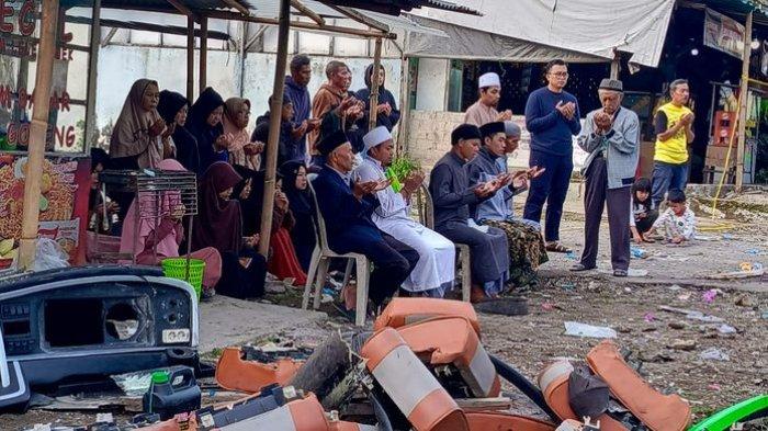 Warga menggelar doa untuk korban kecelakaan maut di Jalan Raya Ciater, depan Masjid As Saadah, Kabupaten Subang, Jawa Barat, Minggu (12/5/2024) pagi. Kecelakaan yang menewaskan 11 orang itu terjadi pada Sabtu (11/5/2024) malam.