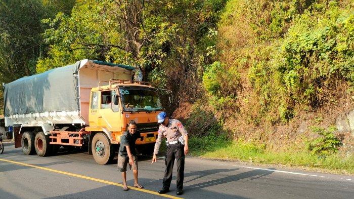 Polisi oleh TKP peristiwa kecelakaan maut  yang terjadi di di Jalan Raya Bandung-Cirebon, tepatnya di Kampung Ciguling, Kelurahan Pasanggrahan Baru, Kecamatan Sumedang Selatan, Sumedang, Rabu (26/7/2023) pagi.