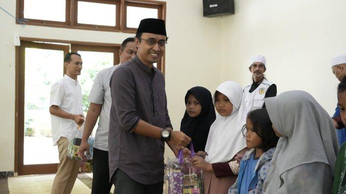 SANTUNAN ANAK YATIM - Dalam rangka menyambut pelaksanaan Overhaul Simple Inspection (SI) Unit 2, PT PLN Indonesia Power Unit Bisnis Pembangkitan Jawa Barat 2 Pelabuhan Ratu bersama PLN Indonesia Power UBH Unit II.1 Pelabuhanratu menggelar kegiatan santunan anak yatim dan doa bersama pada Jumat, 11 Juli 2025, bertempat di Masjid Jami Nurul Iman PLTU Pelabuhan Ratu.