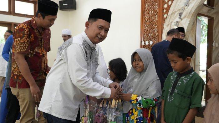 SANTUNAN ANAK YATIM - Dalam rangka menyambut pelaksanaan Overhaul Simple Inspection (SI) Unit 2, PT PLN Indonesia Power Unit Bisnis Pembangkitan Jawa Barat 2 Pelabuhan Ratu bersama PLN Indonesia Power UBH Unit II.1 Pelabuhanratu menggelar kegiatan santunan anak yatim dan doa bersama pada Jumat, 11 Juli 2025, bertempat di Masjid Jami Nurul Iman PLTU Pelabuhan Ratu.