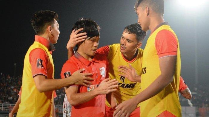 PASTIKAN KEMENANGAN - Kei Hirose (kedua dari kiri) setelah memastikan kemenangan 1-0 dari Madura United pada matchday pertama Grup B Piala Presiden 2022 di Stadion Segiri, Selasa (14/6/2022).