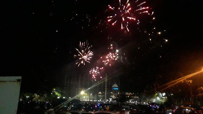 Kembang api saat perayaan tahun baru 2019 di Lapangan Gasibu.