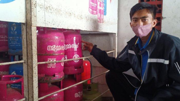 Adanya kenaikan gas elpiji non subsidi, yakni gas elpiji 5 kilogram dan 12 kilogram, mengagetkan konsumen yang membeli di SPBU Pangauban, Katapang, Kabupaten Bandung.