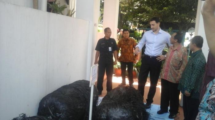 Director Commercial Sales Space X, Ryan Wiltshire (berbaju putih) bersama Kepala LAPAN, Prof Dr Thomas Djamaluddin, di Kantor LAPAN, Jalan Dr Djundjunan, saat menyerahkan pecahan roket, Jumat (7/10/2016)