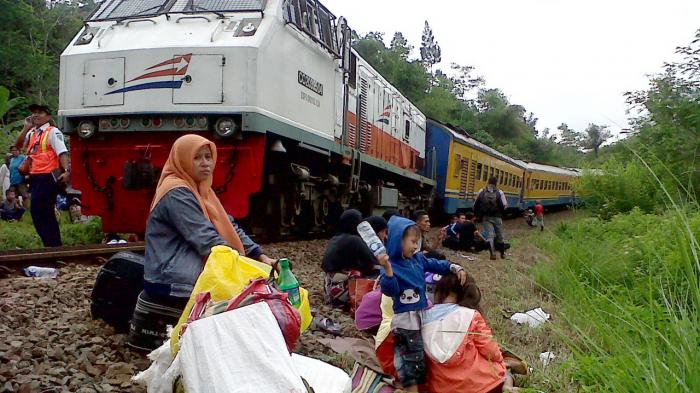 Anjlok Di Kadungora Penumpang Kereta Api Pasundan Diangkut Pakai Bus