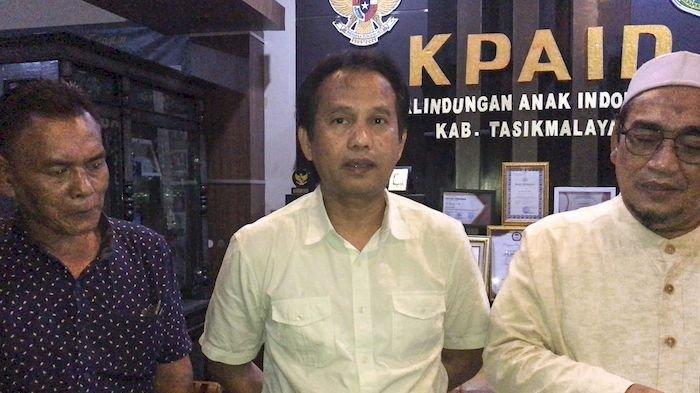Ketua KPAID Kabupaten Tasikmalaya, Ato Rinanto (tengah)(TribunPriangan/Aldi M Perdana)