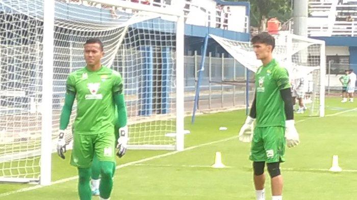 Kevin Ray Mendoza (kanan) bersama Teja Paku Alam (kiri) tengah berlatih bersama di Stadion Sidolig Kota Bandung, Jumat (1/12) / Cipta Permana.