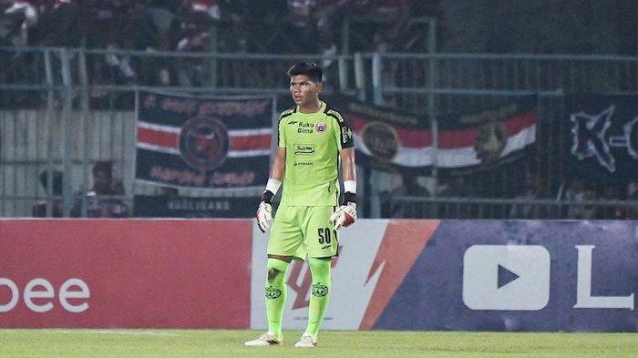 Kiper Persija Jakarta, Cahya Supriadi menjadi andalan Macan Kemayoran saat bersua Madura United FC di Stadion Gelora Bangkalan, Madura, Minggu (13/8).