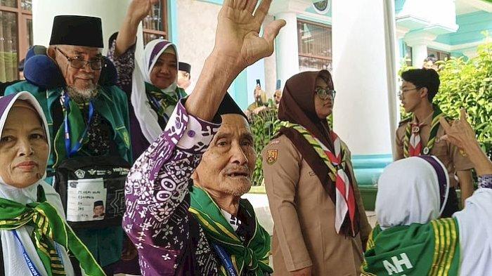 Kloter pertama jemaah calon haji asal Kabupaten Ciamis diberangkatkan menuju Asrama Haji Embarkasi Bekasi, Rabu (22/5/2024).