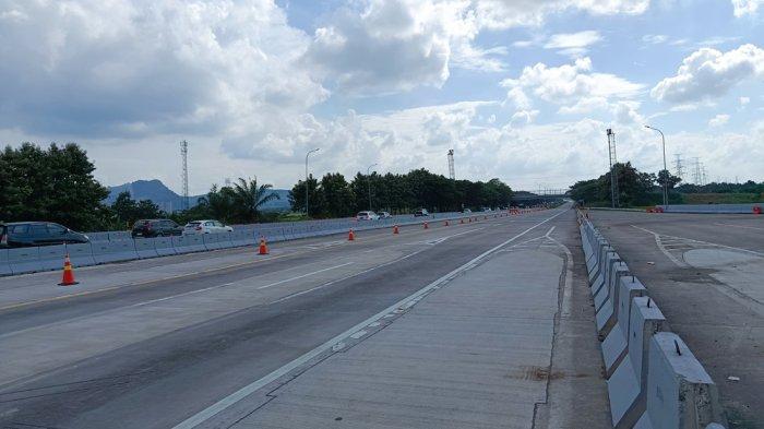 KM 188 - Menjelang pemberlakuan rekayasa lalu lintas satu arah (one way) dalam rangka arus balik Lebaran, kAMIS 3 April 2025, kondisi di KM 188 Tol Cikopo-Palimanan (Cipali), Cirebon, terpantau ramai lancar.