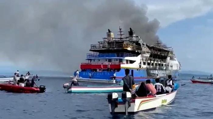 TERBAKAR - KM Barcelona VA yang terbakar di perairan Gangga, Likupang Barat, Minahasa Utara, Minggu (20/7/2025) siang. (Dok. Istimewa/Christian Aroh.)