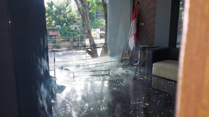 Kondisi kantor Andika Mowardi (32), korban yang ditodong dan ditembak senjata api (senpi) oleh mantan suami dua artis ternama, GS, di Jalan Jatinegara Timur, Bali Mester, Jatinegara, Jakarta Timur.
