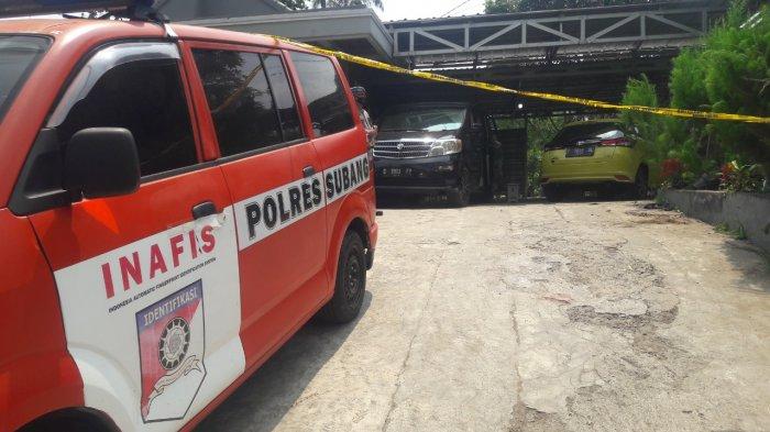 Kondisi rumah lokasi penemuan dua mayat perempuan di Dusun Ciseuti, Desa Jalan Cagak, Kecamatan Jalan Cagak, Kabupaten Subang sudah dipasangi garis polisi, Rabu (18/8/2021).