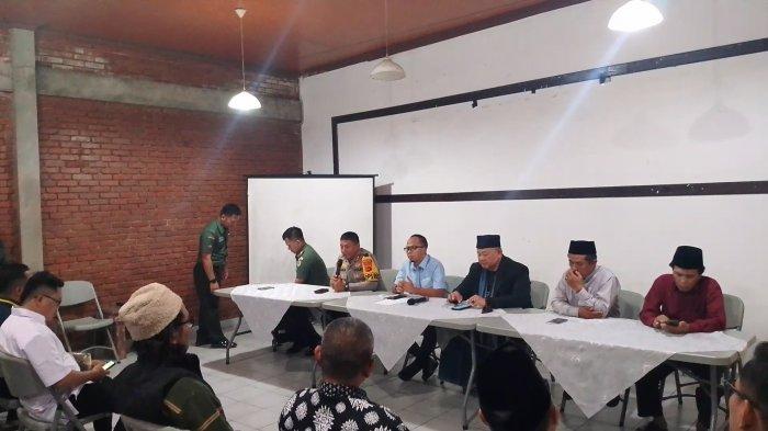 LARANG KONSER - Wali Kota Tasikmalaya bersama TNI Polri ketika menghadiri rapat pertemuan terkait hasil pembatalan Hindia yang tampil di ruang bermusik 2025, Selasa (15/7/2025). Band Hindia dilarang tampil di Tasikmalaya oleh kelompok Aliansi Aktivis dan Masyarakat Muslim Tasikmalaya (Al-Mumtaz).