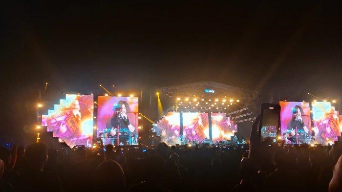 Konser Dewa 19 feat All Star memboyong musisi kelas dunia Derek Sherinian, Jeff Scot Soto, Dino Jelusick dan Phil X hadir berhasil mengguncang Stadion Si Jalak Harupat, Sabtu (19/8/2023) malam.