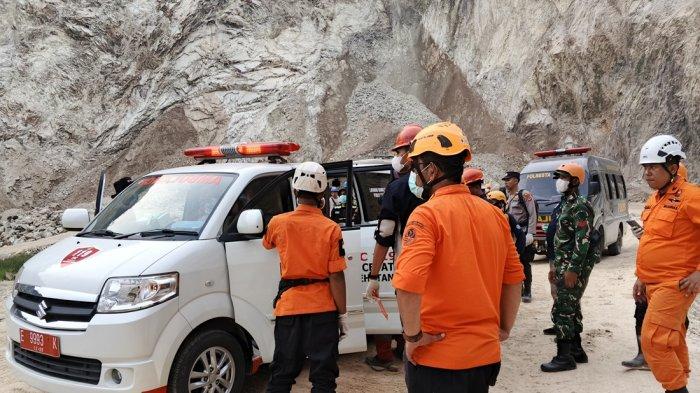 Longsor Tambang Cirebon - Tim SAR gabungan mengevakuasi tiga korban longsor tambang galian C Gunung Kuda, Kabupaten Cirebon, Provinsi Jawa Barat pada Sabtu (31/5/2025). BNPB mengungkap identitas 3 korban terbaru yang ditemukan pada Sabtu (31/5/2025). (HO/Basarnas).