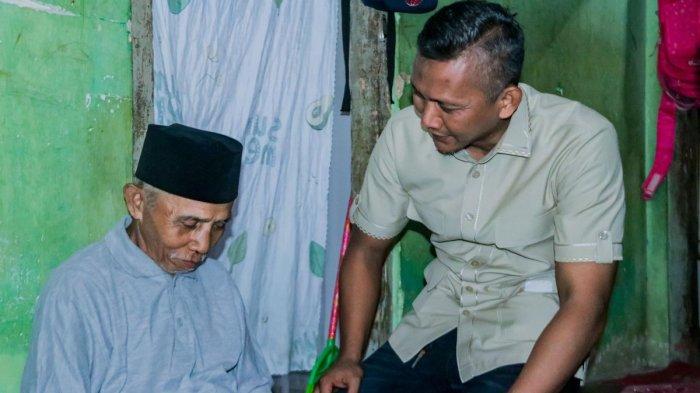 KUNJUNGI KORBAN PEMUKULAN - Wakil Wali Kota Bogor, Jenal Mutaqin, saat menyambangi kediaman korban pemukulan oleh pengendara motor bernama Ogan (78).