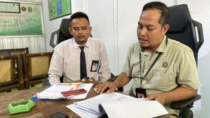 KAKEK GUGAT CUCU - Kuasa hukum Kadi dan Narti, Saprudin (kemeja hijau) dan Ade Firmansyah Ramadhan (kemeja putih berdasi) di kantor LBH Dharma Bakti Indramayu, Selasa (8/7/2025).