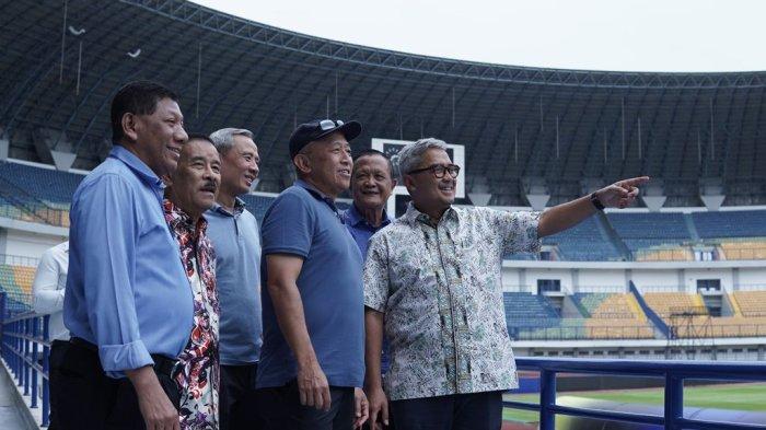 PASTIKAN NONTON - Wali Kota Bandung terpilih, Muhammad Farhan (kanan), bersama manajemen Persib Bandung saat berada di Stadion GBLA, Bandung, Senin (3/2/2025). Farhan memastikan akan menonton pertandingan Persib-Persija, Minggu (16/2/2025).