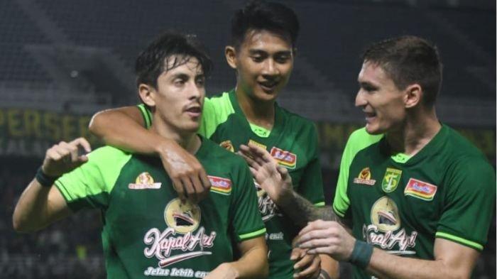 Francisco Rivera merayakan gol bersama Slavko Damjanovic dan Malik Risaldi di laga Persebaya Surabaya vs Borneo FC di Stadion Gelora Bung Tomo, Surabaya pada Jumat (20/12)