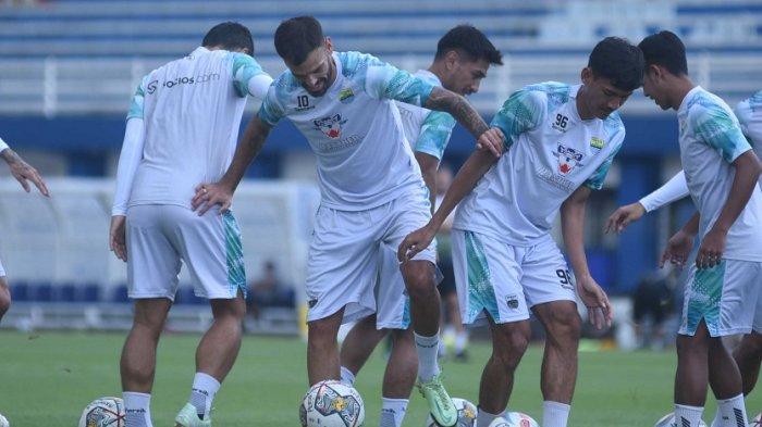 Kepala pelatih Persib Bandung, Luis Milla Aspas memiliki harapan besar kepada Tyronne Gustavo del Pino dan Alberto Rodriguez Martin, saat bertanding dengan Madura United pada Minggu (2/7/2023).