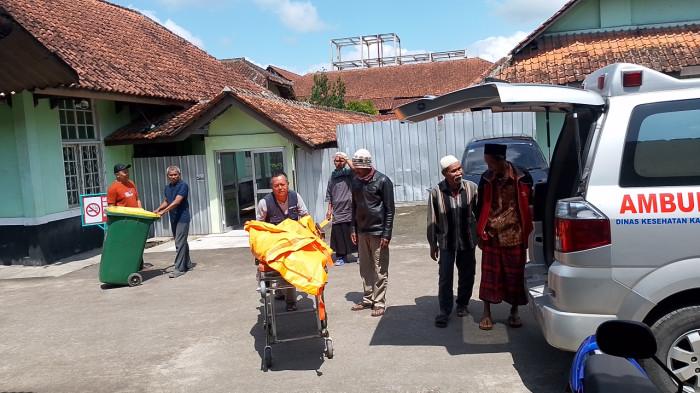 KORBAN SERANGAN - Petugas ambulan Kadipaten ketika membawa korban pembacokan ke RSUD dr Soekardjo Kota Tasikmalaya untuk dilakukan autopsi, Kamis (31/7/2025).