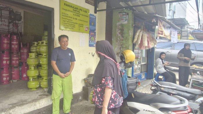 ELPIJI 3 KG LANGKA - Lasiem saat mencari-cari ketersediaan gas LPG 3kg di Jalan Emong, Kota Bandung, Senin (3/2/2025). Sudah 3 hari Lasiem kesulitan mendapatkan gas elpiji 3 kg diduga karena warung-warung sudah dilarang menjual gas melon per 1 Februari 2025.