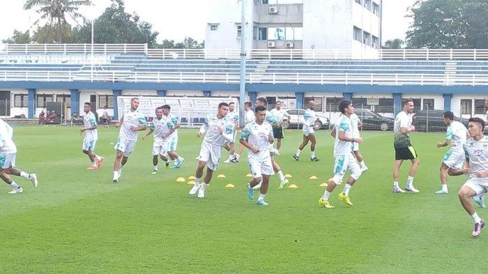 Suasana latihan pemain Persib Bandung di lapangan Stadion Sidolig, Kota Bandung, jelang hadapi pertandingan perdana Liga 1 musim 2023/2024, akhir pekan nanti, Rabu (28/6/2023).