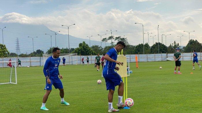 LATIHAN PERDANA - Para pemain Persib Bandung menggelar latihan perdana persiapan Liga 1 2025/2026 di Lapangan Pendamping Stadion GBLA, Kota Bandung, Senin (30/6/2025). 3 pemain asing belum gabung latihan yakni Adam Pryzbek, Julio Cesar dan Ramon Tanque.