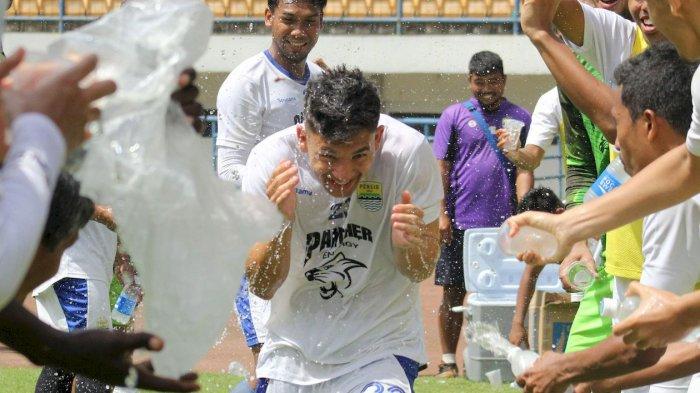GUYURAN AIR : Pemain Persib Bandung kim Jefry Kurniawan (tengah) diguyur rekan-rekannya setelah mengikuti latihan di Stadion Gelora Bandung Lautan Api, Sabtu (23/3). Pada hari bersamaan kedua pemain merayakan hari ulang tahunnya, Kim Jefry berusia 29 tahun sedangkan Agung Mulyadi berusia 22 tahun. Kedua pemain PERSIB itu pun mendapat kejutan dari rekan setimnya. Mereka mengungkapkan kebahagiaan dan ucapan selamat kepada Kim dan Agung dengan menguyur keduanya setelah sesi latihan.