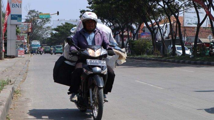 Pengendara melawan arus di jalan raya jakarta