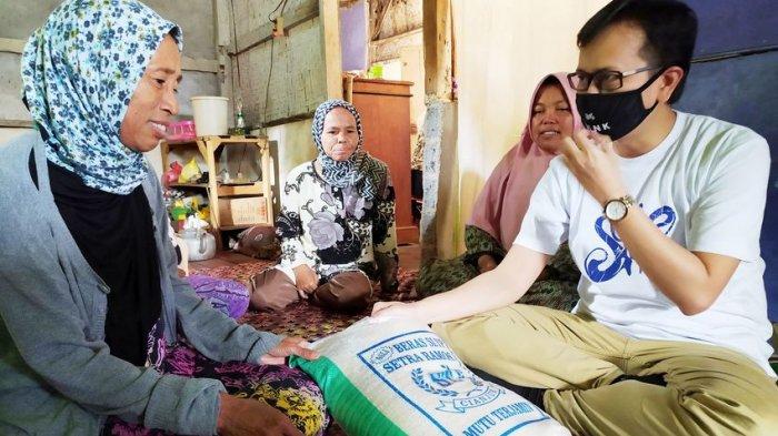 Lepi Beri Bantuan untuk Warga yang Menerima Bansos Beras Berisi Butiran Plastik
