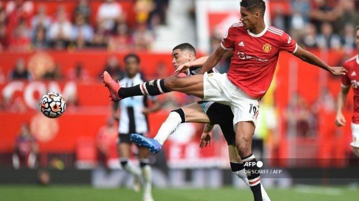 Gelandang Newcastle United Paraguay Miguel Almiron (kiri) bersaing dengan bek Manchester United Prancis Raphael Varane (kanan) selama pertandingan sepak bola Liga Premier Inggris antara Manchester United dan Newcastle di Old Trafford di Manchester, barat laut Inggris, pada 11 September 2021.