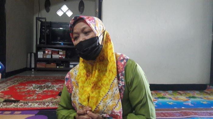Lilis Sulastri (56), kakak Tuti Suhartini, saat ditemui di kediamannya di Dusun Jalancagak, Desa Jalancagak, Kecamatan Jalancagak, Kabupaten Subang, Jawa Barat, Selasa (21/9/2021).