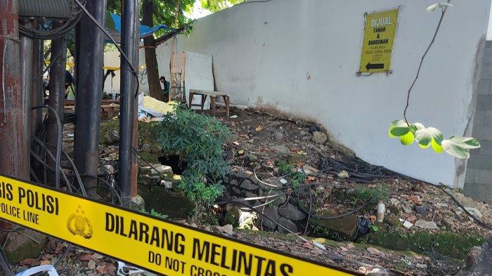 Polisi memasang garis polisi di lokasi penemuan mayat di Jalan Terusan Buahbatu, Kelurahan Batununggal, Kecamatan Bandung Kidul, Kota Bandung, Jumat (12/7/2024).